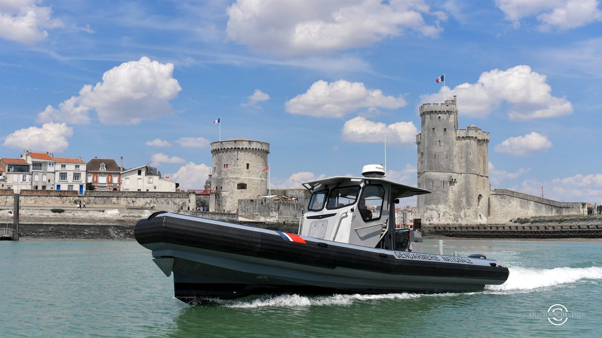 #JournéeEuropéenneDeLaMer - Pourquoi mettre les 2 tours de La Rochelle en photo major ? - Non, c'est l'embarcation de la brigade nautique. - Désolé, on ne voit que les tours - Votre chauvinisme vous perdra les gars... - Ici ! Ici c'est La Rochelle ! 💛🖤 - Ils me fatiguent...