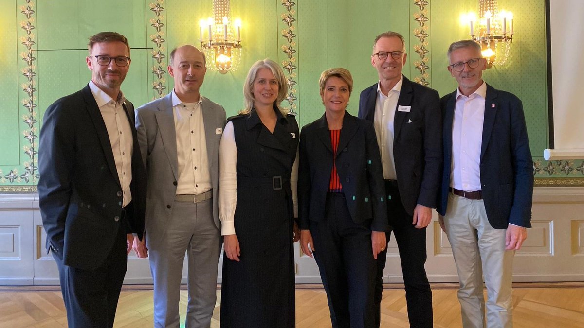 Finanzpolitischer Dialog über die Staatsebenen hinweg: Bundesrätin Karin Keller-Sutter heute an der Feier zum 10-jährigen Bestehen der Konferenz der städtischen Finanzdirektorinnen und -direktoren in Bern. Im Bild mit Präsidentin Franziska Bitzi Staub und Vorstandsmitgliedern.