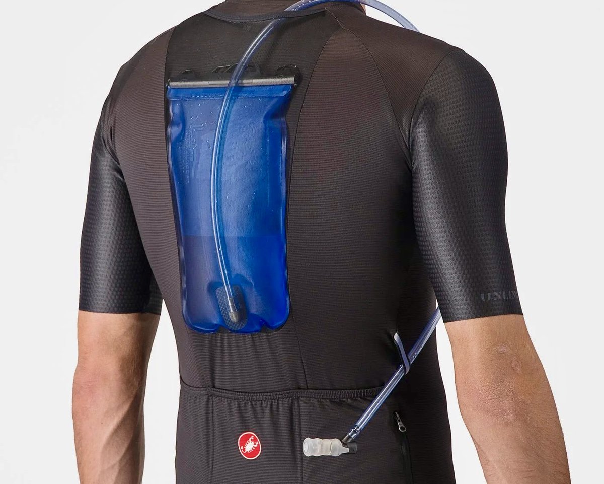 Castelli Offers New Unlimited Pro Jersey with Built In Hydration Bladder capovelo.com/castelli-offer… @CastelliCycling #castelliCycling #cyclingapparel #cyclingjersey #gravelcycling #cycling #bike