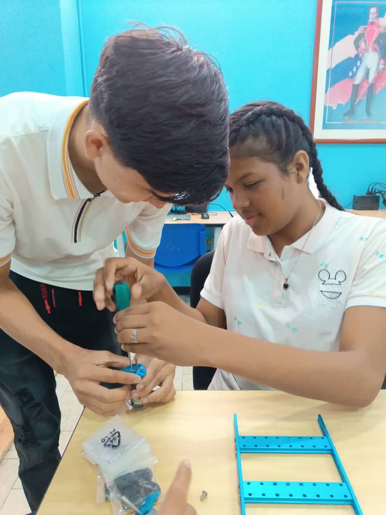 #17May #EnDesarrollo Taller de robótica a estudiantes de PNF Materiales Industriales del @uptvalencia Armado del Kit Makeblock. #Infocentro #CienciaParaLaVida #Carabobo @brigadasCHCH @InfocentroOce @enunclicvlc