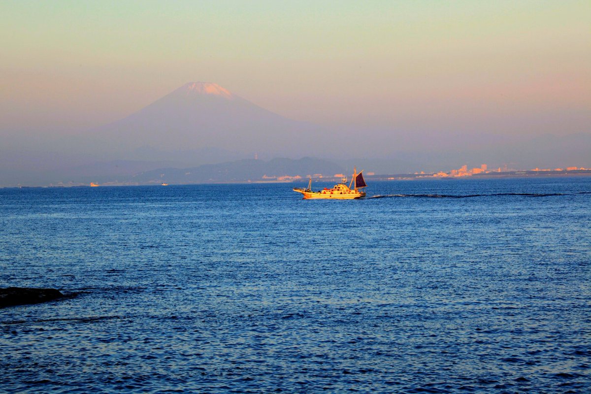 朝の江の島から見る富士山と青い海