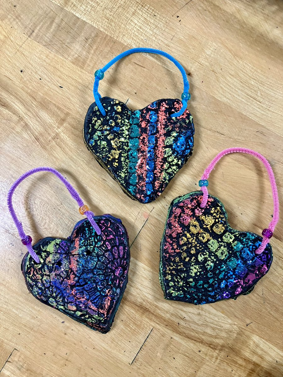 AndersonArtists's tweet photo. Check out this pottery created by Y5-1st! Students added color with neon oil pastels, then each piece was dipped in India Ink to create an oil resist. Students then added a handle and beads. The results are stunning! 😍🤩 #yes2tps #tpsand1 https://t.co/xflOUcHRel