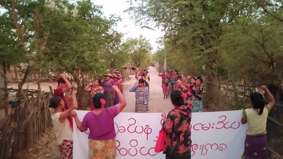 Today at twilight in Yinmarbin Tsp, Sagaing Region, the Villages of Northern Yinmarbin Strike column protested against military dictatorship, proudly holding up the All Burma Federation of Student Unions flag.
#SagaingProtest
#2024May17Coup               
#WhatsHappeningInMyanmar