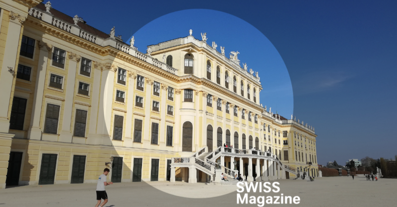 Feel like Sisi and take a walk in the beautiful gardens of Schönbrunn Palace. 🌹👸 Our Cabin Crew Member Naomi will show you some very special places to enjoy Vienna. Read more about here: bit.ly/3yoUdhl #flyswiss #SWISSmagazine