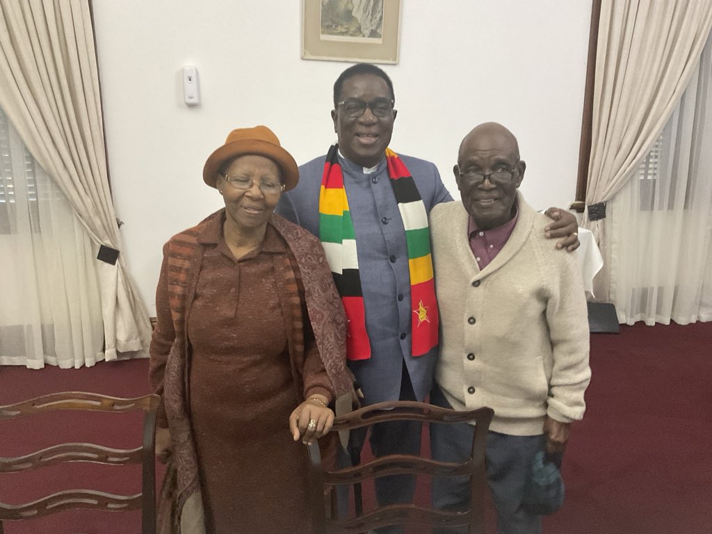 His Excellency the President, Dr ED Mnangagwa, today enjoyed a surprise courtesy visit from Dr Isiah Sibanda and Amai Sibanda. A longtime Secretary for Education, Dr Sibanda who is now 88 years old is synonymous with Zimbabwe’s educational transformation, with his signature