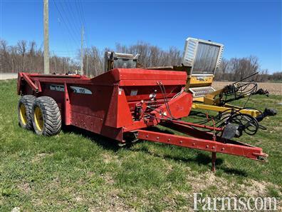 New Holland 195 🔻 Top beater, end gate, hydraulic drive apron—in excellent shape, listed by Northfield Ag. farms.com/used-farm-equi… #ManureSpreader #OntAg