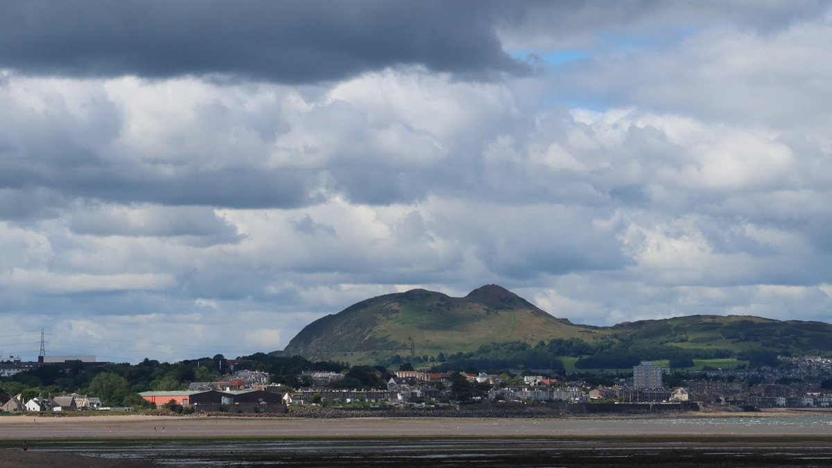 🥾 Section 8: Edinburgh to Prestonpans 🌟 Highlight: Arthur’s Seat Detour to Arthur’s Seat for stunning views. On clear days, spot North Berwick, a sneak peek of the next section. Is that cheating? We think not. 📸 Credit: @bikepackingscotland @reizkultur