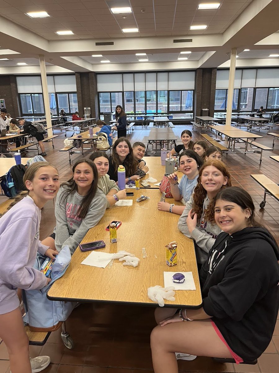 🌟 🌟🥯🔵 Purple Bagels for Alzheimer’s Association 🔵🥯

Hey everyone! The Community Service Club sold purple bagels this morning to raise funds for the Alzheimer’s Association! 💜  🧠

A big thanks to Mrs. Nathan and Mrs. Burian!  🙌💜 #EndAlzz #communityservice #purplebagels