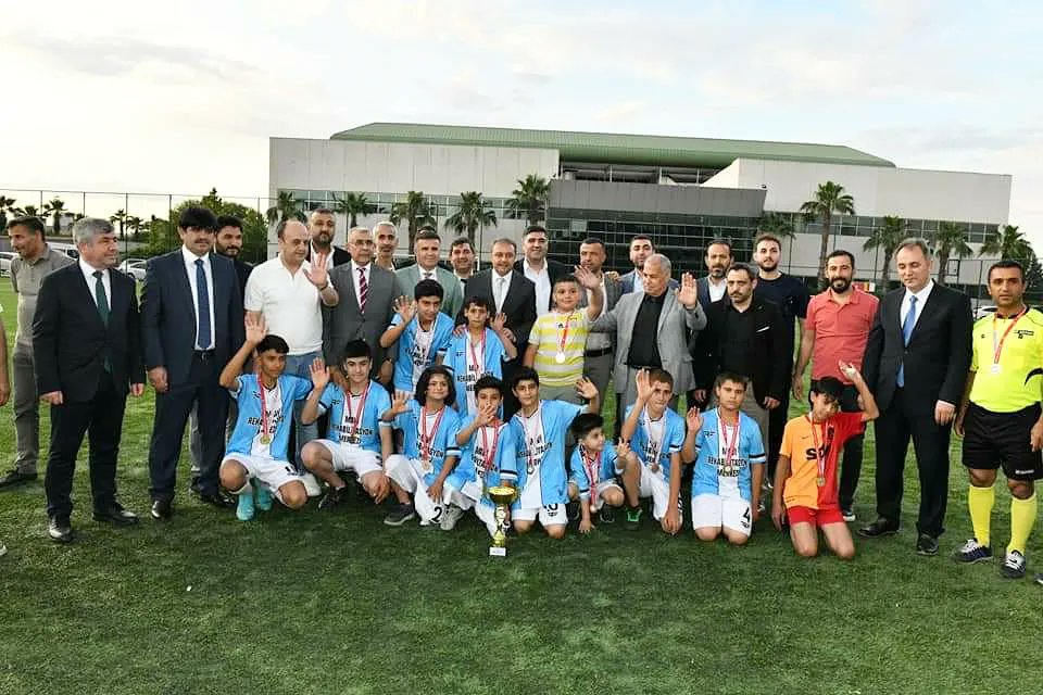 🔴 Hayatı paylaşmak için engel yok ❤️

📌İl Millî Eğitim Müdürü Asım Sultanoğlu;
10-16 Mayıs Engelliler Haftası dolayısıyla, Gençlik ve Spor İl Müdürlüğü tarafından Vali <a href="/hasansildak/">Hasan ŞILDAK</a> 'ın da teşrifleriyle düzenlenen "Engel Tanımayanların Futbol Şenliği" etkinliğine katıldı.