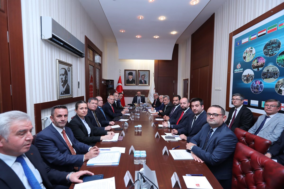 İl Ekonomi Toplantısı Valimiz Sayın Hüseyin Aksoy'un Başkanlığında yapıldı İlgili kamu kurum temsilcileri ve İş Dünyası Sivil Toplum Kuruluşları başkanlarının katılımı ile Valilik toplantı Salonu'nda gerçekleşen toplantıda, İlimizin ekonomik durumu ve potansiyeli, ilimizde devam