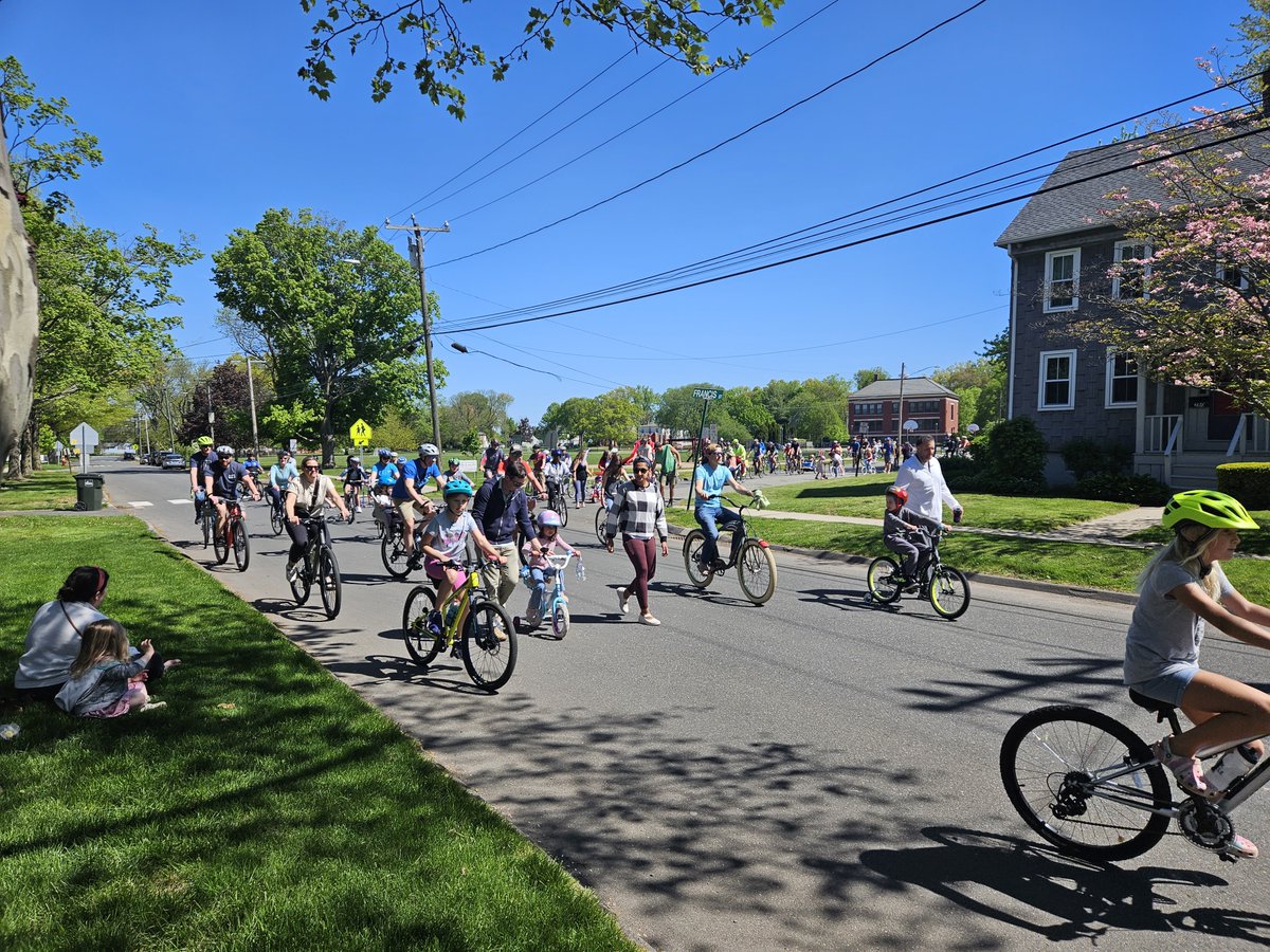 WethersfieldCT's tweet image. May 19, 10am. Bike Parade &amp;amp; Bicycles on Main Awards

Bike #Parade starts at Hanmer Elementary School, 50 Francis Street. Then continues on Garden Street to the Wethersfield Green and then to the Keeney Center, 200 Main Street. Awards will start at 11am.
#wethersfieldCT #Bicycle