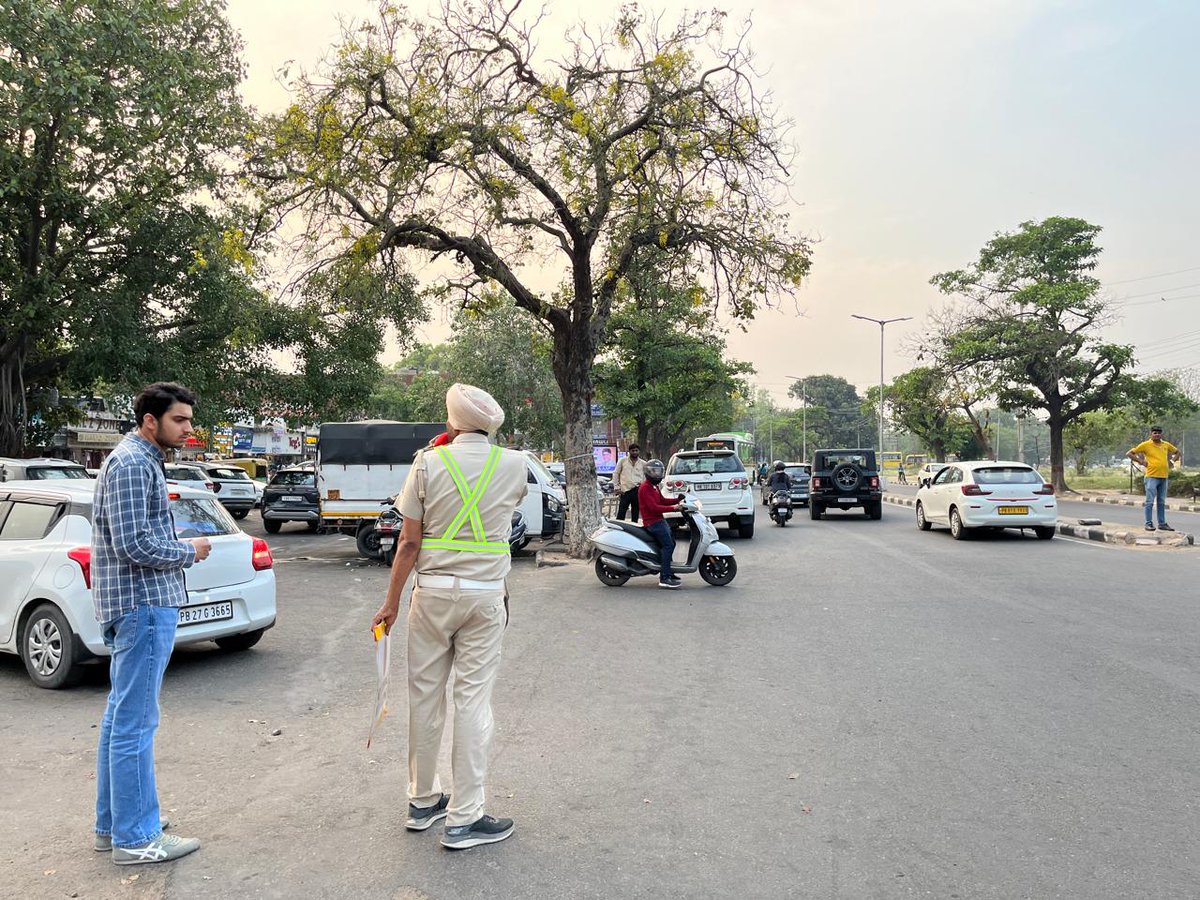 Special #roadsafetyawareness drive was conducted at Market & Residence. Area Sec-34, regarding traffic rules & regulations. During this drive special emphasis was given on
* Proper #Parking of #motorvehicle in the designated #parking area or market parking.
* #Appealing to