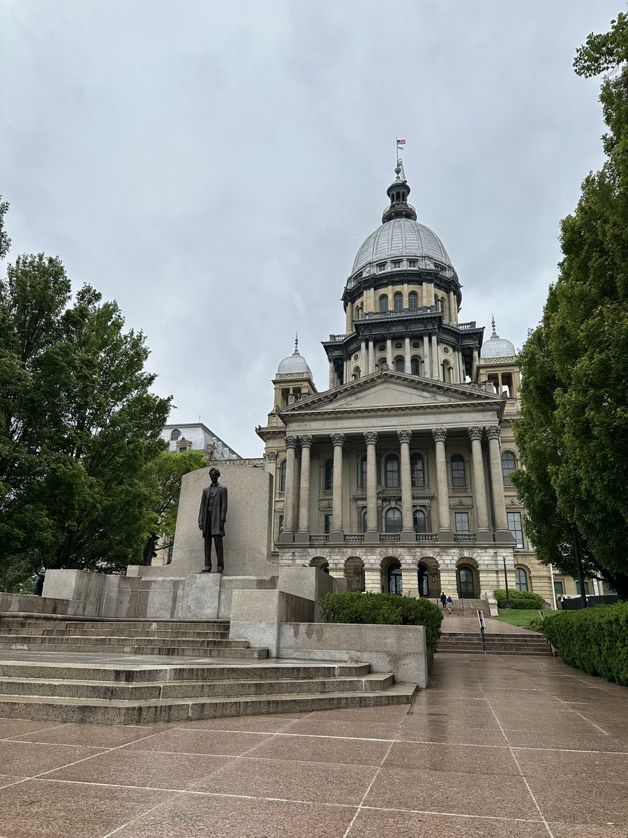 Yesterday, thanks to @ACSCAN @ACS_Illinois & #IllinoisDeptofHealth, we were able to celebrate the 2023 Lung Cancer Awareness Month Proclamation with IL Gov @JBPritzker and the staff of IL Lt. Gov @JulianaStratton! @ASCO @BearsOutreach @TheWRP4LC #lcsm