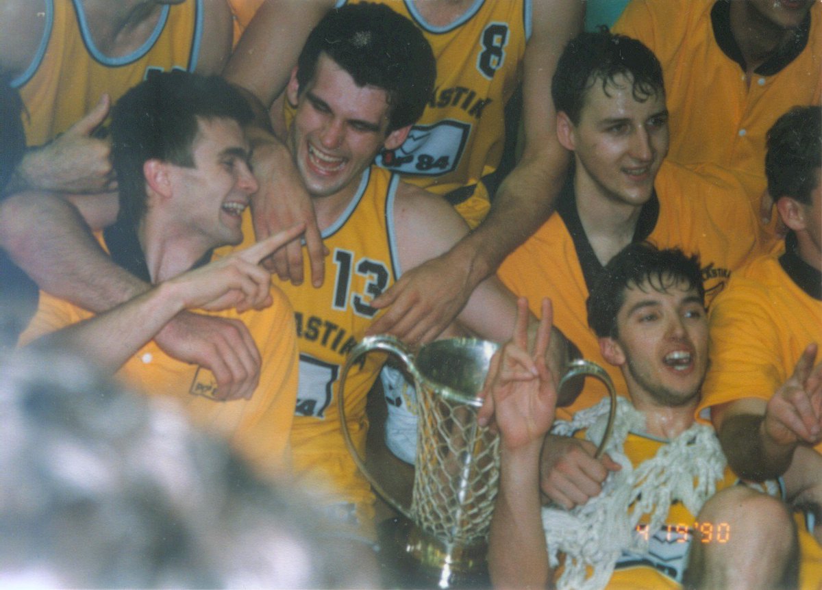 Ήταν να μην πάρει φόρα!

Ο Βα-<a href="/sili81/">Vassilis Papandreou</a> ξαναχτύπησε την 🚪 &amp; εμείς δεν μπορούσαμε να πούμε όχι. 4 ώρες γνώσης για το 🇪🇺🏀 - 1η &amp; μάλλον τελευταία φορά - με 🍒 τα takes για το φετινό F4!

👉 Listen, subscribe, rate &amp; support: linktr.ee/podbusters

#opoiosakoueikserei 🇬🇷🏀🎙🎧🔥