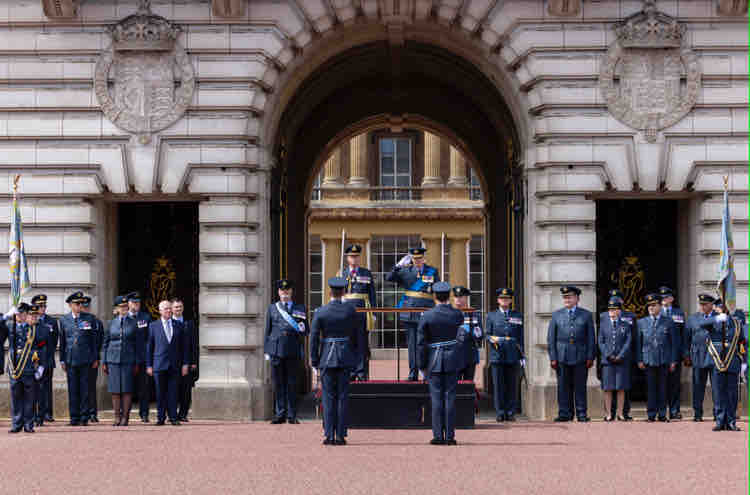ACM Sir Rich Knighton (@chiefofairstaff) on Twitter photo Very proud to see the <a href="/kingscolour_sqn/">King’s Colour Squadron</a> and RAuxAF members represent the Royal Air Force at Buckingham Palace #RAuxAF100 Very proud to see the <a href="/kingscolour_sqn/">King’s Colour Squadron</a> and RAuxAF members represent the Royal Air Force at Buckingham Palace #RAuxAF100