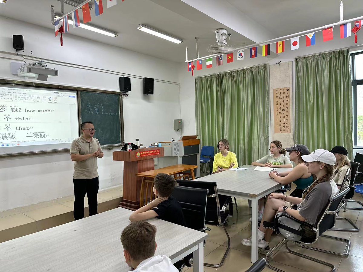 Hainan College of Foreign Studies held a series of Chinese language salons in Wenchang. International friends were immersed in the charm of Chinese #culture while learning Chinese and practicing #calligraphy.