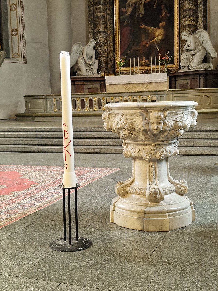 An elegant and cherubic #FontsOnFriday decked with roses from the Clara Kyrka in #Stockholm. Meanwhile in the background, there appears to be a bit of angelic wardrobe disfunction...