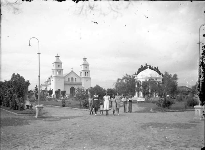 SAN JUAN DE LA MAGUANA RD 1948 foto del parque Sánchez se nota la glorieta y al fondo la catedral SAN JUAN BAUTISTA 👇👇👇👇