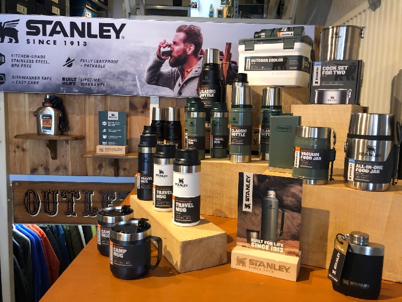 Ga je er met Pinksteren nog even tussenuit? Neem dan een thermosfles, one-hand beker of Stanley koelbox mee! Houd je dranken of eten heerlijk koel of warm! Afhalen in Bussum is geen probleem! Check onze collectie op GoSailing.nl onder Outdoor