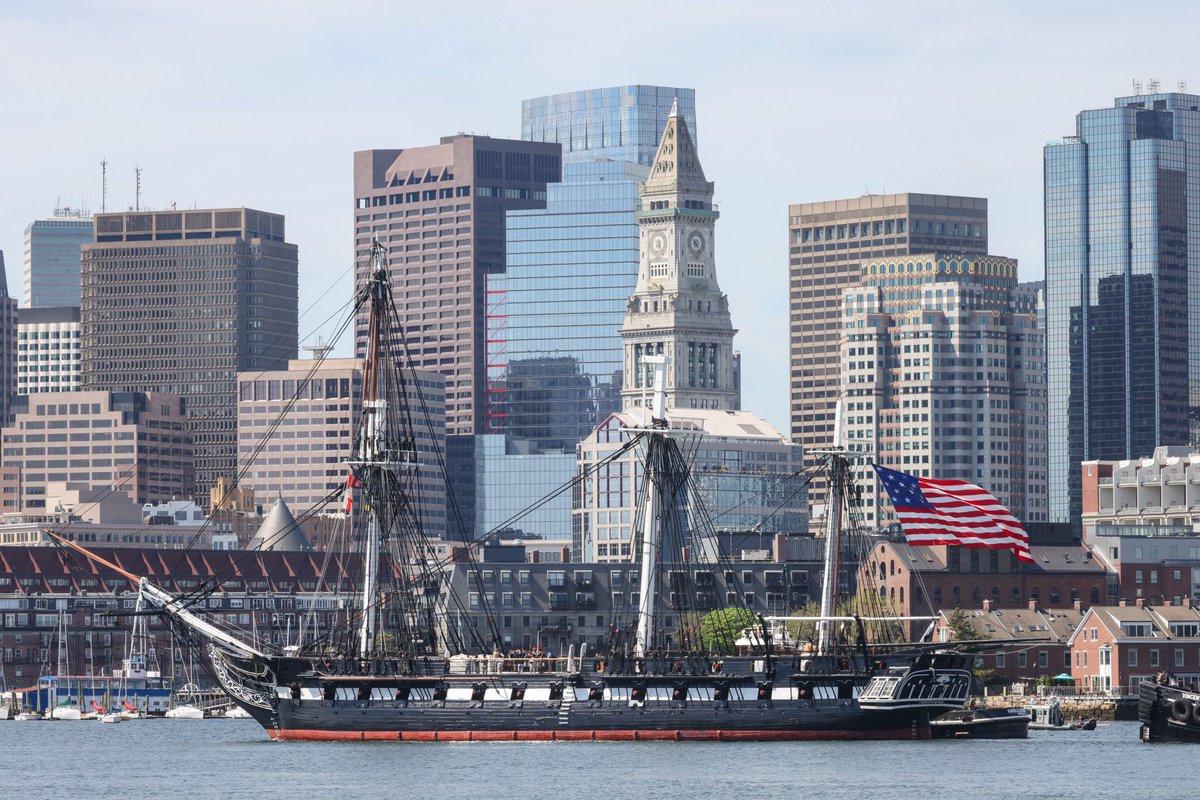 The USS Constitution traverses inner #Boston Harbor this morning shortly after starting today’s 10AM underway. The world’s oldest commissioned naval warship, also known as Old Ironsides, is heading for Castle Island and a 21-gun salute. 📸⁦@pictureboston⁩