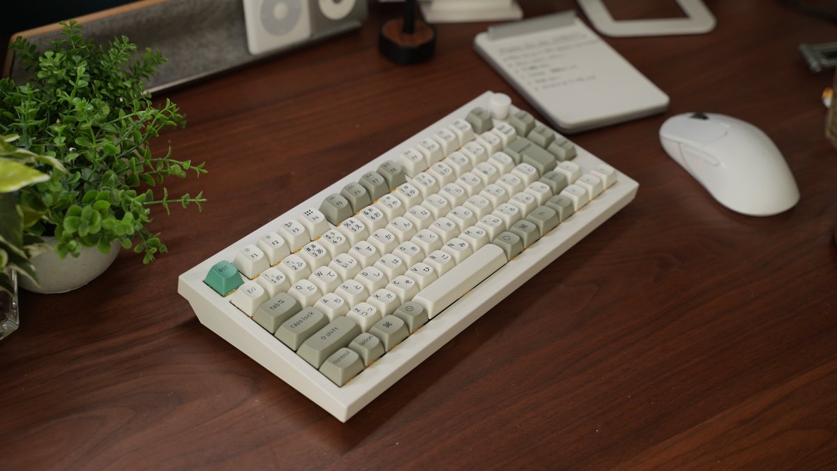 Take a closer look at the refreshing color palette of the Q Max keyboard. The distinctive shell white paired with vibrant green accents is an absolute game-changer! Ready to upgrade your setup with this stylish duo? 📸@yoshitaka_yama (X) #KeychronQ1Max #Keychron #keyboard