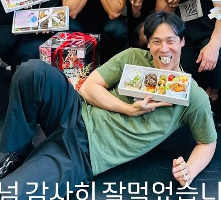 지금 얼굴 막쓰고 꾸깃한게 문제가 아니다
덩치 개껴 팔뚝 개껴