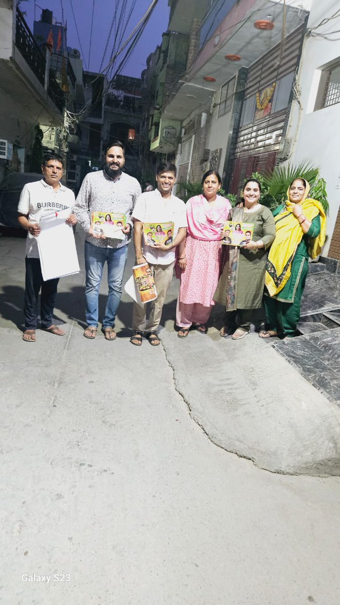 Amit_JSES's tweet image. हमारी  पश्चिमी दिल्ली लोकसभा प्रत्याशी श्रीमती @kjsehrawat  जी के समर्थन में नजफगढ़ के रोशनपुरा में जनसंपर्क कर आने वाली 25 मई को कमल के निशान पर अधिक से अधिक मतदान कर @BJP4India
को विजय बनाने की अपील की।