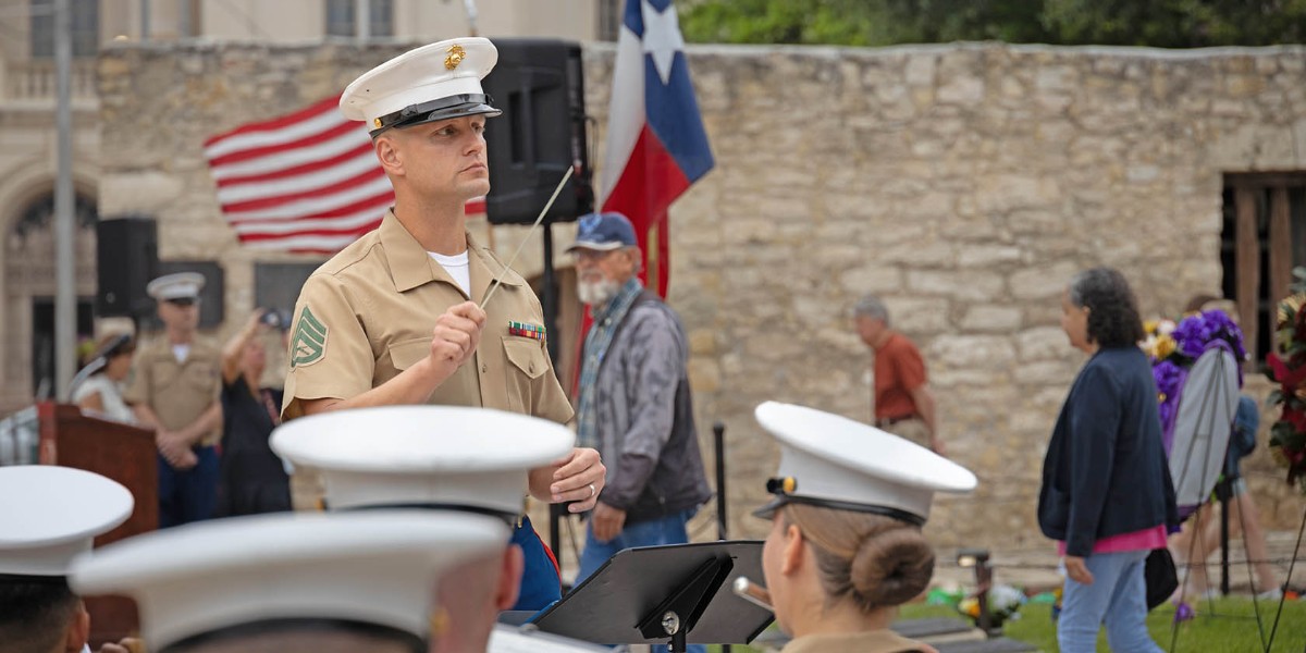 #USMC musicians from our Marine Forces Reserve Band performed at the Alamo for Marine Day on April 24, 2024, in San Antonio, Texas. The event, part of Fiesta's activities including parades and memorials, offered Texans a chance to meet #Marines. #FiestaSanAntonio