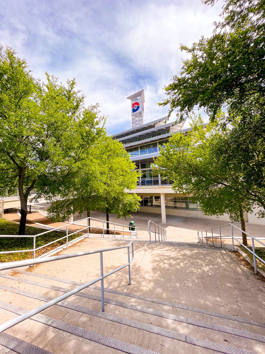 dallascollegetx's tweet photo. Everyone has a dream. However, not everyone is born with the means to turn their dream into a reality. That’s where we step in. Community college exists to even the playing field and make quality education accessible for all. #endCCstigma https://t.co/JRaffxkB5W