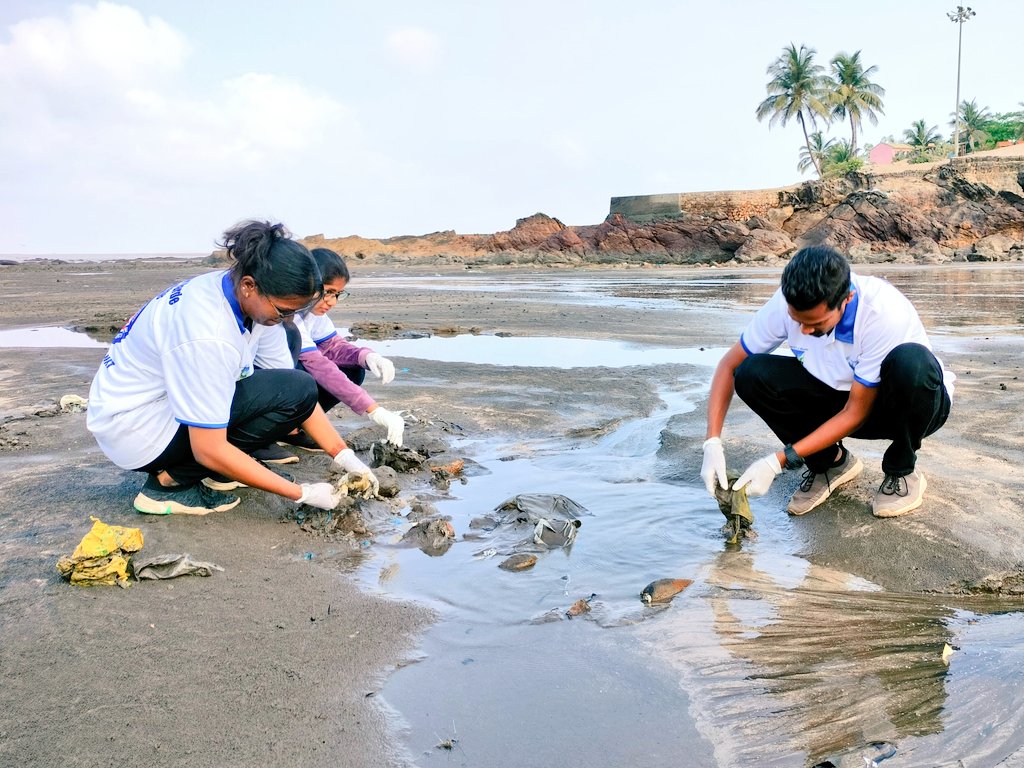 Thankyou you for joining hands @patkarnssunit
See you in the next cleanup 
.
#ForFutureIndia #HarshadDhage #ForFutureIndiaTeam #BeachCleanups #BeachCleanupsIndia
