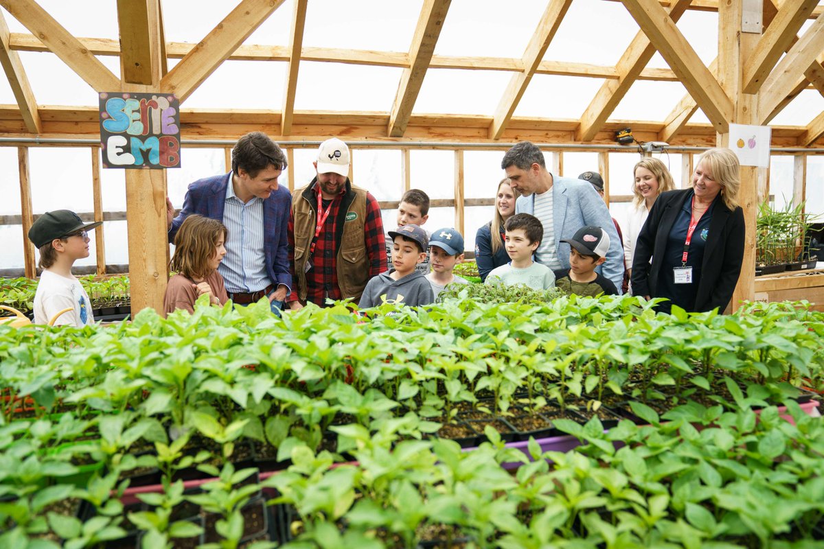 In Caraquet, New Brunswick, PM Trudeau met with local students and educators to discuss the new National School Food Program, one of the many key actions from #Budget2024 that will invest in our children’s future and help support families. Learn more: ow.ly/ZnWC50RJQOX