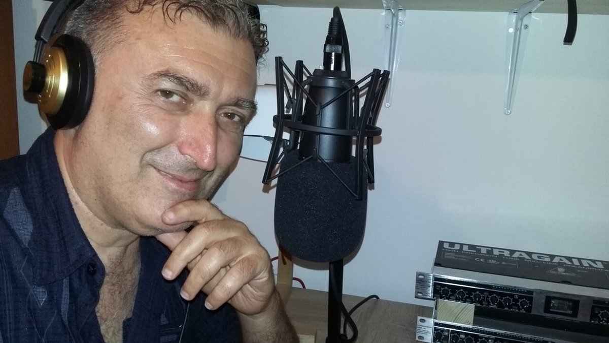 Ore 17? Inizia con 'Benvenuto weekend' è un programma fresco e dinamico con tutte le hits del momento e non, ospiti, rubriche e dj set per portare buona musica alla fine della settimana, conduce in studio Alessandro Parodo