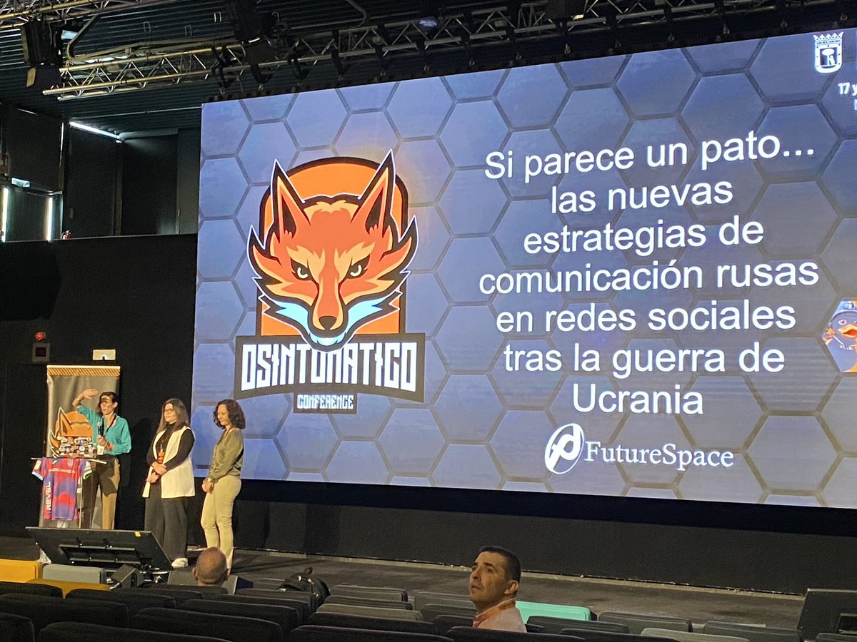 Pero qué chulo haber estado en este escenario!  Muchísimas gracias a <a href="/OSINTomatic/">OSINTomático</a> por la oportunidad para poder hablar de operaciones de influencia y narrativas. Muchos patos hemos descubierto hoy 🦆🦆🦆🦆