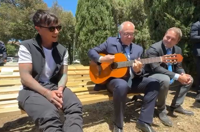 Roma dedica a #Ultimo il parchetto di San Basilio. #Gualtieri lo accompagna con la chitarra | VIDEO #17maggio #iltempoquotidiano #Roma #SanBasilio iltempo.it/roma-capitale/…