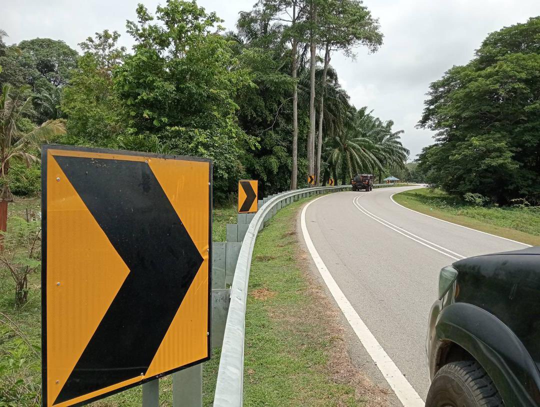 Kerja pembaikan chevron di Jalan Kertau oleh konsesi jalan negeri YP Maintenace Sdn Bhd.

#jkrpahang
#jkrmalaysia
#ypmaintanacesdnbhd