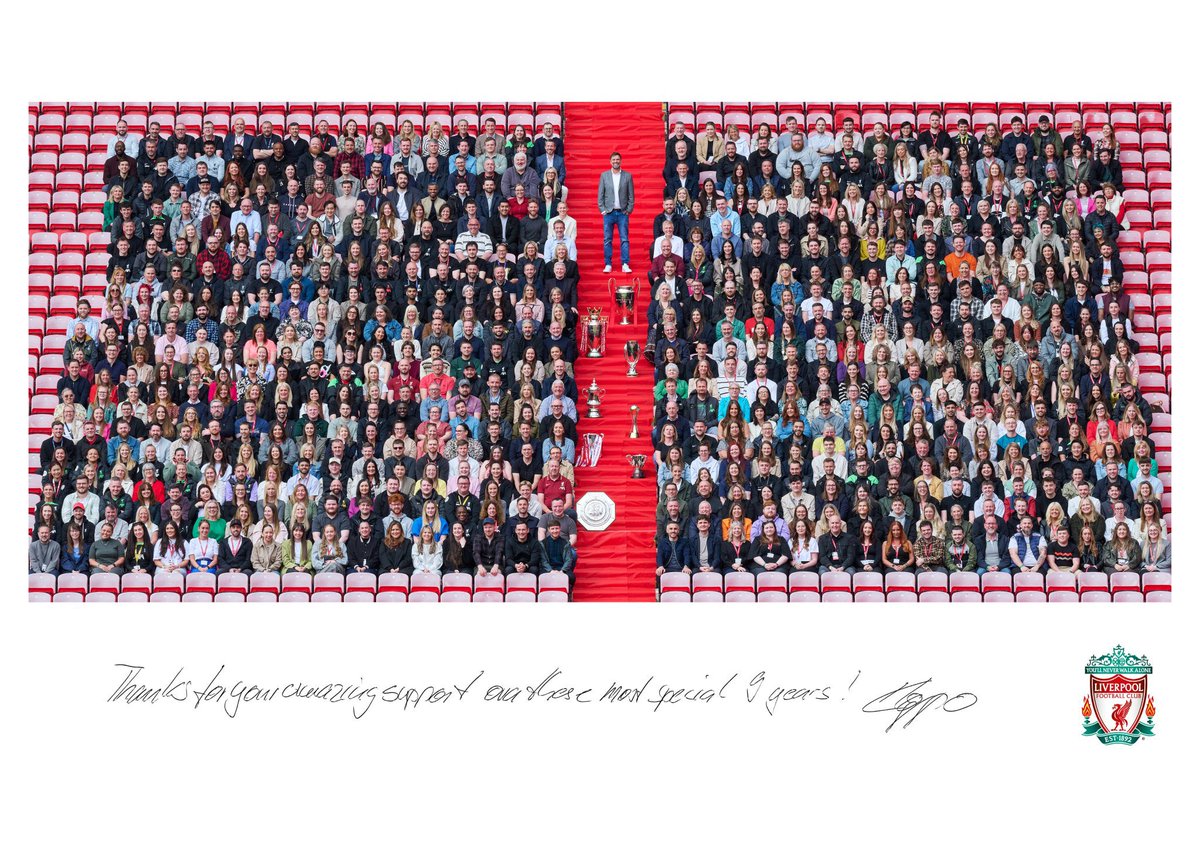 Jürgen Klopp tirou sua última foto com todos os funcionários da equipe do Liverpool Football Club em Anfield 📸