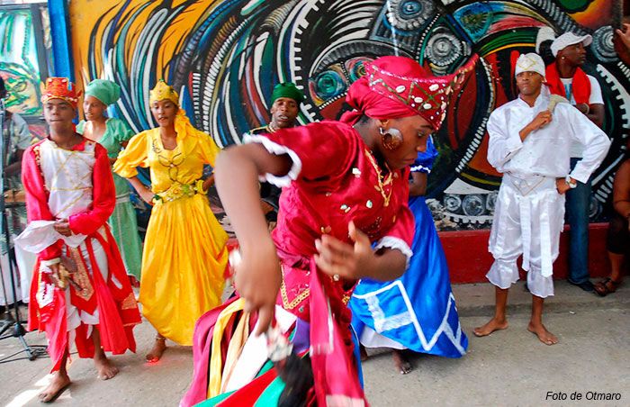 In Cuban culture 🇨🇺 genres like rumba 🥁, son 🕺, mambo 🎶 and salsa 💃 bear the indelible mark of African rhythms.

#CubaAfrica ❤️
#AfricaDay 
@CubaEsCultura