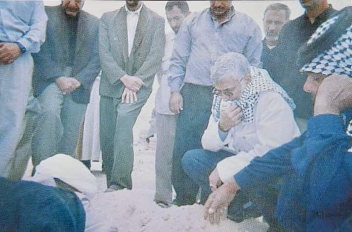 من الخسارات الجسيمة 
التي مرت على العراق 
هو أغتيال الشهيد عز الدين سليم 
١٧\٥\٢٠٠٤
عن عمر ٦١ عام من التهذيب الفكري والنفسي.

-الصورة أثناء الجنازة بحضور الشايب، بعنوان: شهدائنا قادة ،،
#عزالدين_سليم_المفكر_الشهيد