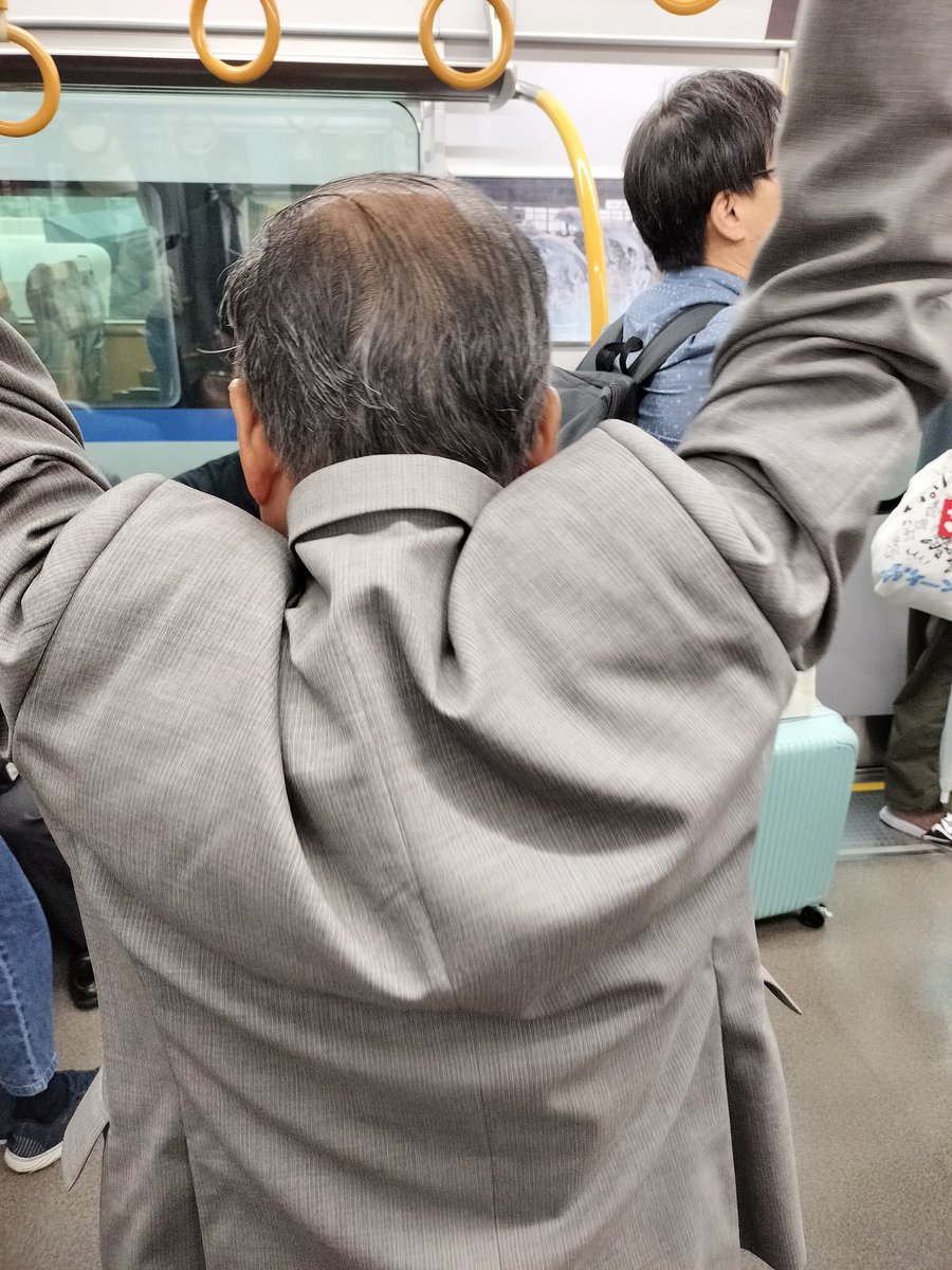 john_misokatsu2's tweet image. 電車でパーソナルスペースに入ってくる人苦手やわー
・めっちゃ空いてるのに眼の前のつり革でストレッチしだすおじさん(この後身体後傾してきます)
・手すりにはみ出してもたれかかってくるひと(髪の毛あたってますけど)
・年中ノースリーブワイシャツのおじさん(絶対に横に座りたくない)