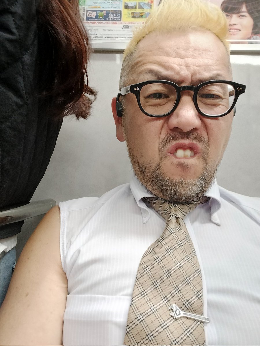 john_misokatsu2's tweet image. 電車でパーソナルスペースに入ってくる人苦手やわー
・めっちゃ空いてるのに眼の前のつり革でストレッチしだすおじさん(この後身体後傾してきます)
・手すりにはみ出してもたれかかってくるひと(髪の毛あたってますけど)
・年中ノースリーブワイシャツのおじさん(絶対に横に座りたくない)