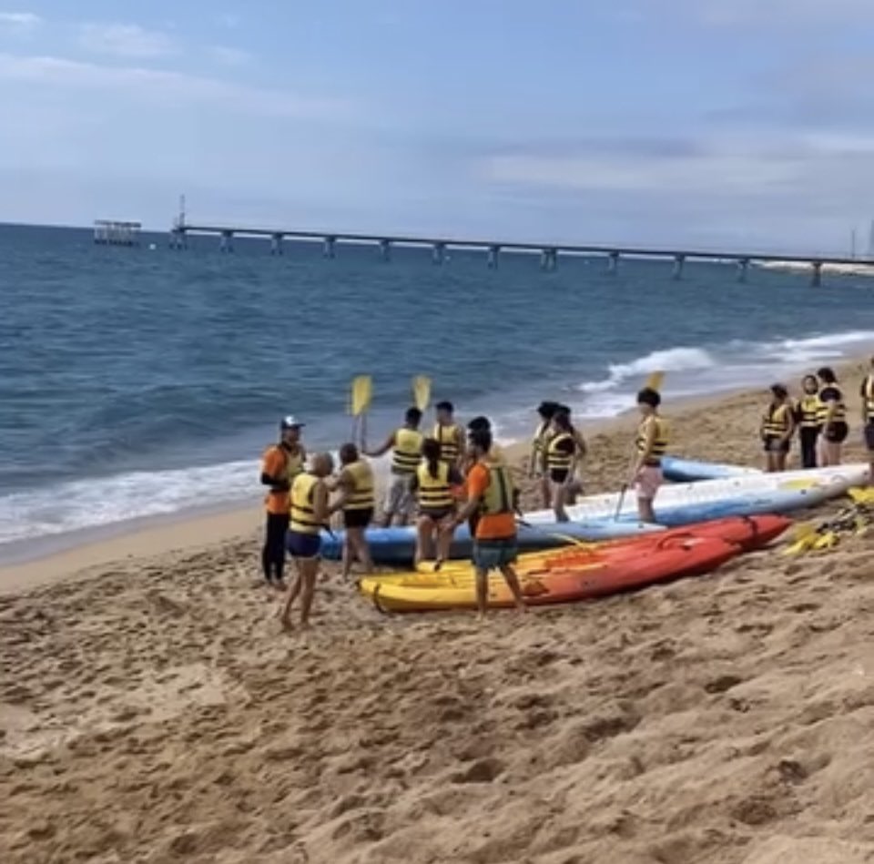 COMENCEM TEMPORADA !!! 🏄🏼‍♀️🛶⛵️ bateig de mar per a tothom . Informació i contacte al perfil ⏫️ #badalona #esport  #esportescolar  #educaciofisica #educacio