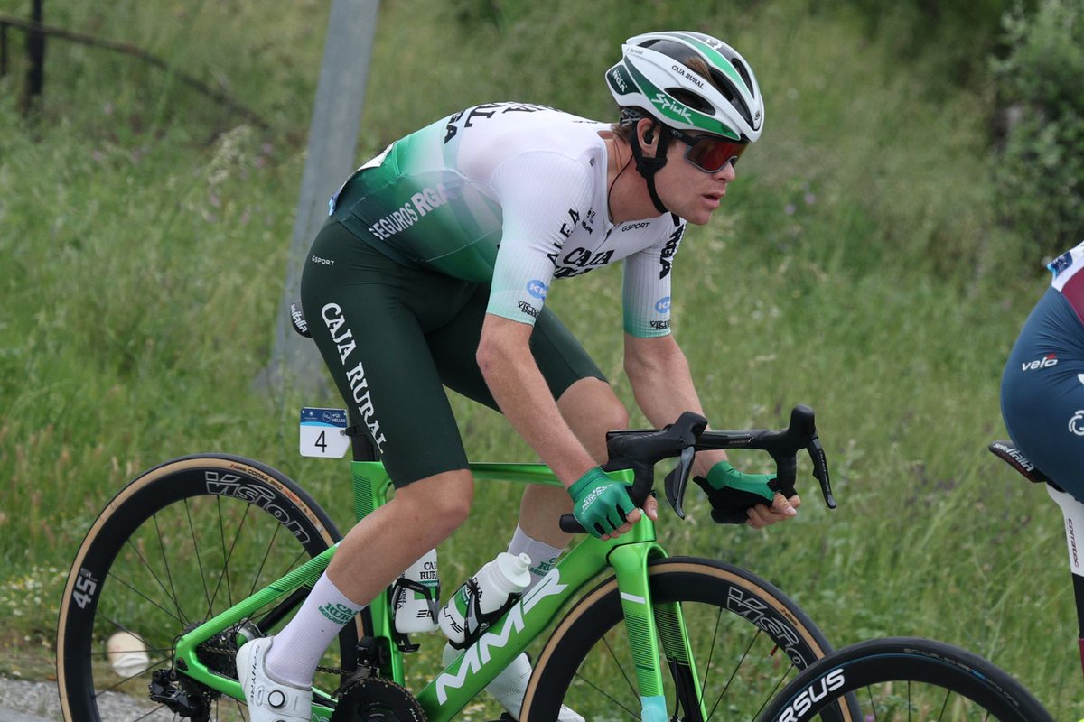 #TourofHellas Jornada durísima en la que Sebastian Berwick fue el mejor CJR en meta, 10° en el triunfo del austriaco Zoidl. 📸 @SprintCycling #Súmatealverde 💚