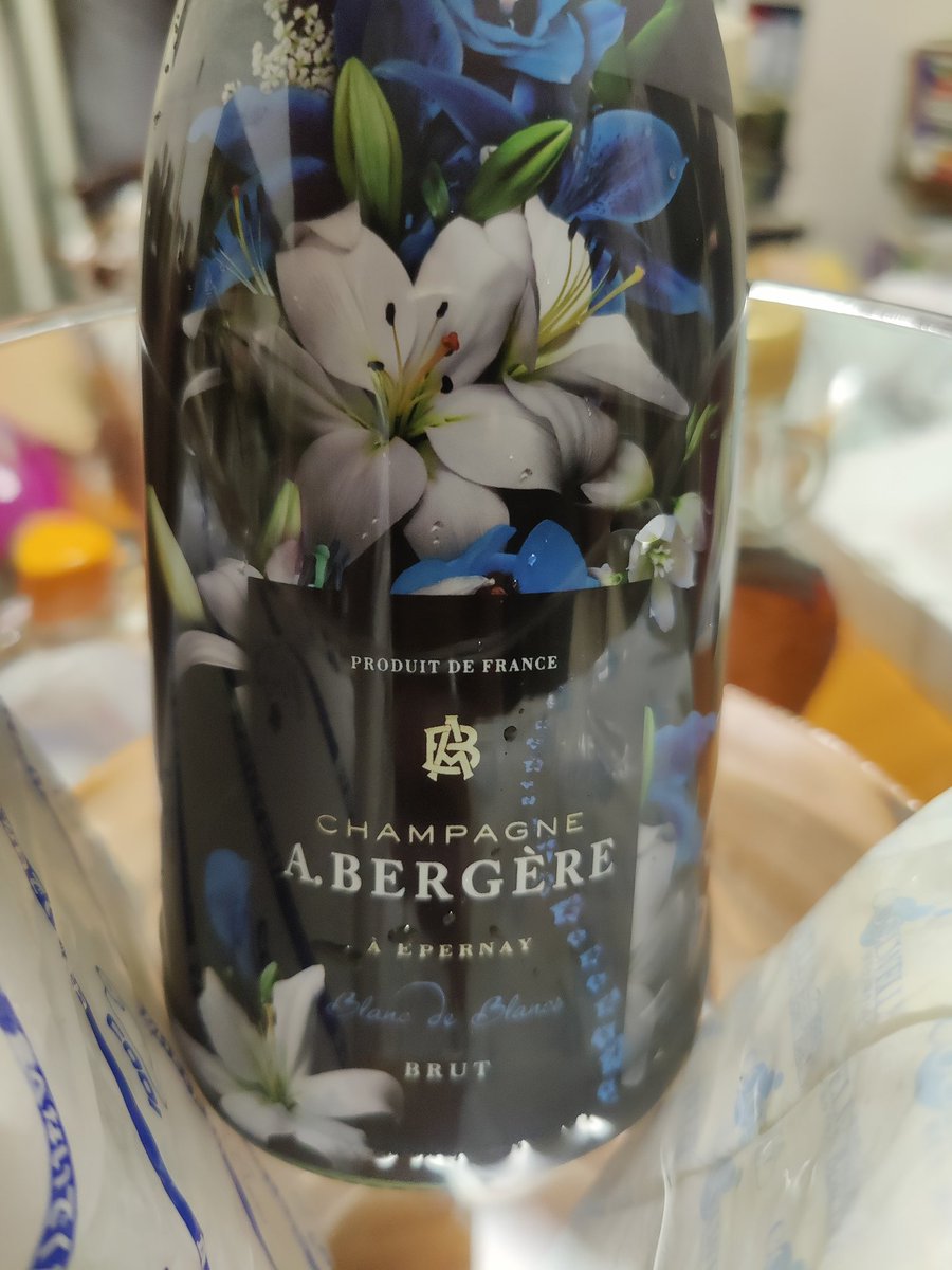 wineryooji's tweet photo. 本日は、A.Bergereフルールの青。初です。何これ、赤とは比べ物にならんくらい美味いんですけど。これから、暖かくなるとシュワシュワの消費が増えそうですw https://t.co/PKDBt8608w