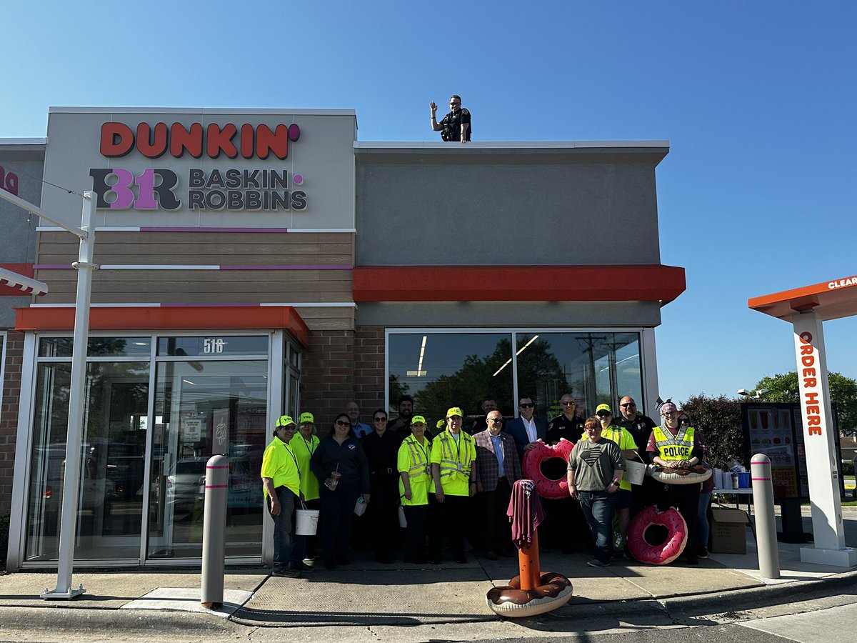 So happy to see @WoodDalePolice and two aldermen out at @dunkindonuts this morning for #CopOnARooftop! 🧡☕️