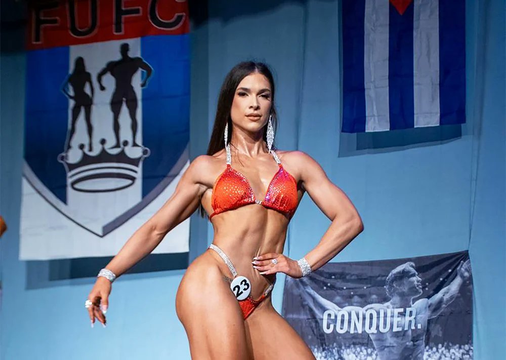 Ella es Karla Pérez Rubier. Ni la crisis alimentaria en Cuba ni los comentarios sobre su feminidad han impedido que tonifique y ejercite su cuerpo. Hoy es la reina cubana del Bikini Wellness. 🫅💪🥇 revistaelestornudo.com/fisiculturismo…