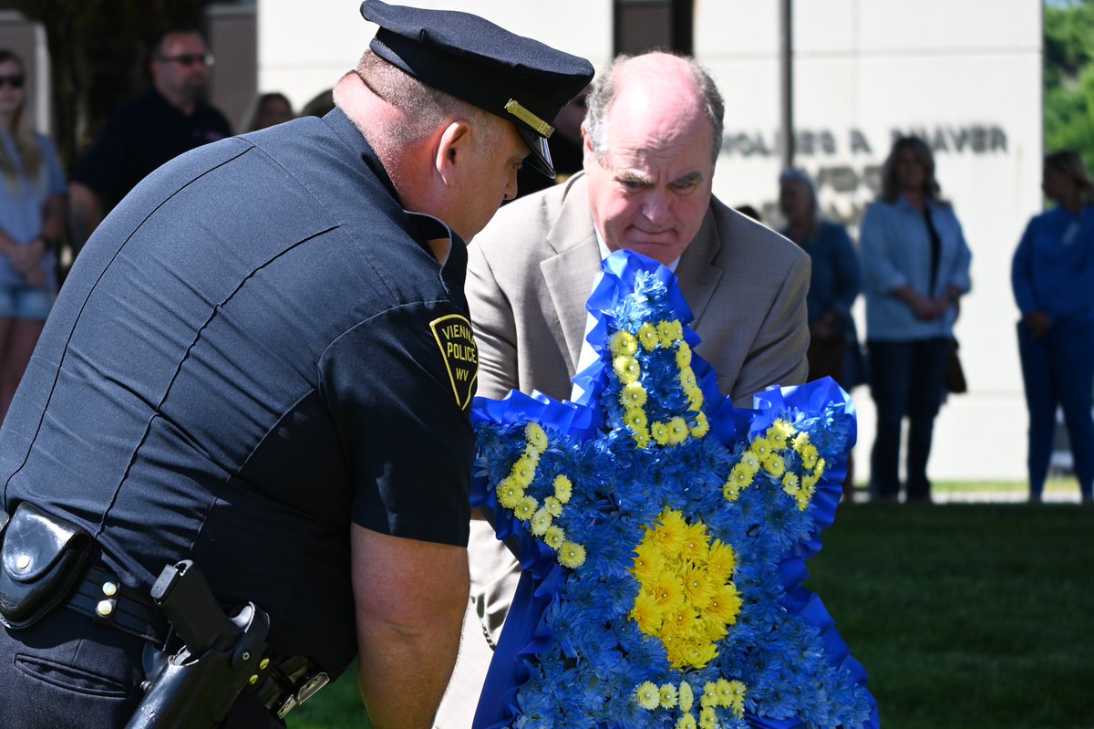 During #NationalPoliceWeek, @USAttyThompson proudly participated in a memorial wreath-laying and awards ceremony at Parkersburg City Hall. Photos courtesy of Rick Modesitt. #NationalPeaceOfficersMemorialDay #PoliceWeek2024 #LawEnforcement