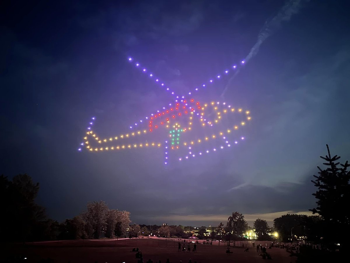 ARC_RCAF's tweet photo. Joignez-vous à nous ce dimanche, au Festival des tulipes à Ottawa, pour un spectaculaire spectacle de drones à 21h30 qui marquera la fin des célébrations du centenaire de l’ARC. Terminons les festivités en beauté! #100eARC #SpectacleDeDrones🌟🚁 https://t.co/nigROCfBBU