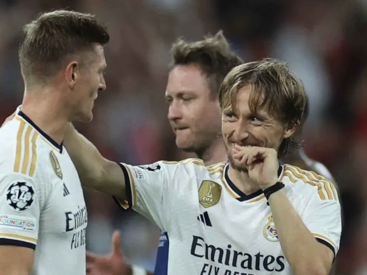 El giro de guión de Kroos y Modric lo entiendo así: 

-Modric ablanda a Floper y acepta el rol con un salario acorde y sus minutos son mejores que los de un Ceballos al que puedes sacarle un dinero. 

-Kroos sigue siendo el mejor en lo suyo.
-Este año no vienen Davies y Yoro y te