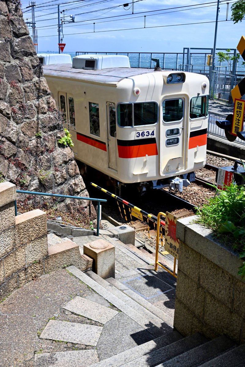 ちょっと前に「海が見える踏切」と有名になった塩屋の山陽電車の踏切を撮ってきた。持ってたレンズが40mmだけだったのと、ど定番の踏切直上の階段から紋切り型を撮るのに抵抗あったので、横にあるグッゲンハイム邸の門前から上り電車を縦位置で撮影しました。