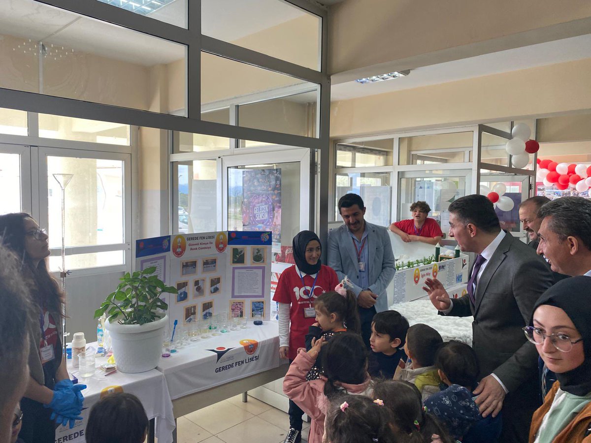 Kaymakam Fatih KAYA, Gerede Fen Lisesi’nin ev sahipliğini yaptığı Bilim Fuarına katıldı. Öğrenciler ve Öğretmenlerin projeler hakkında nasıl bir yol izlediği hususunda bilgiler aldı. Emeği geçen herkesi tebrik etti.
